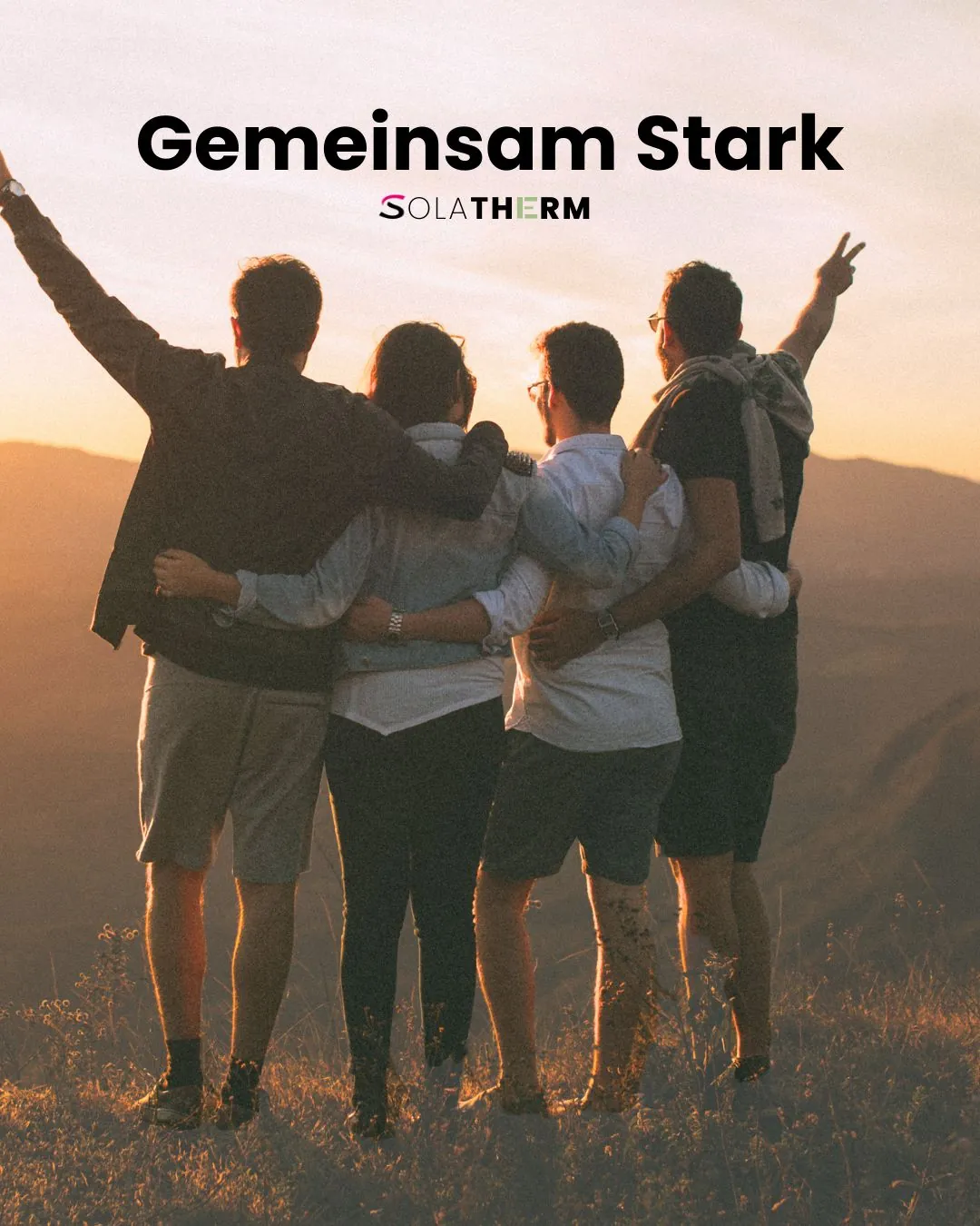 Gemeinsam stark: Vier Freunde stehen Arm in Arm im Sonnenuntergang