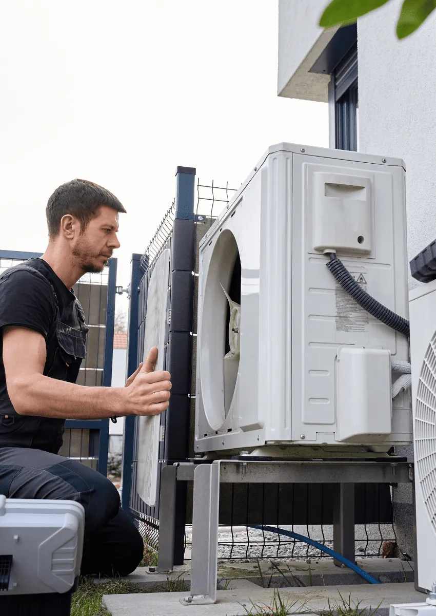 Anlagenmechaniker montiert eine Wärmepumpe