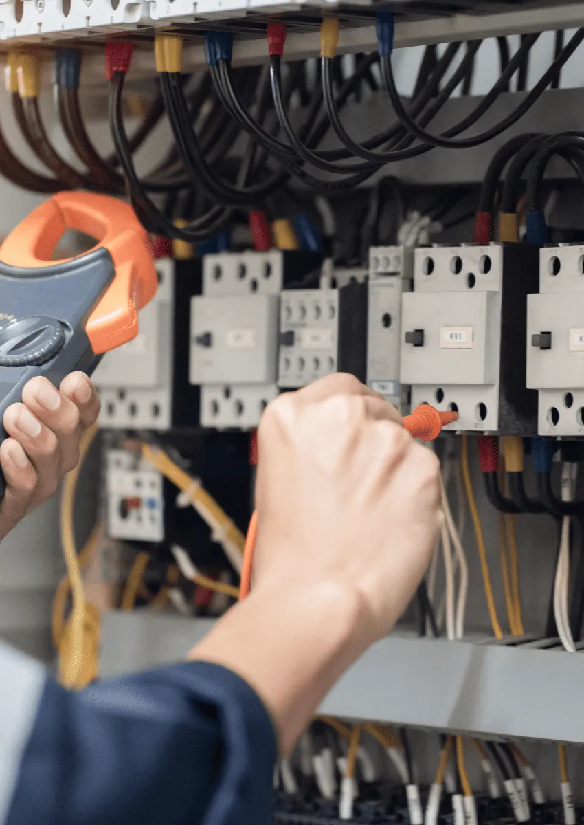 Elektriker verdrahtet einen Schaltschrank