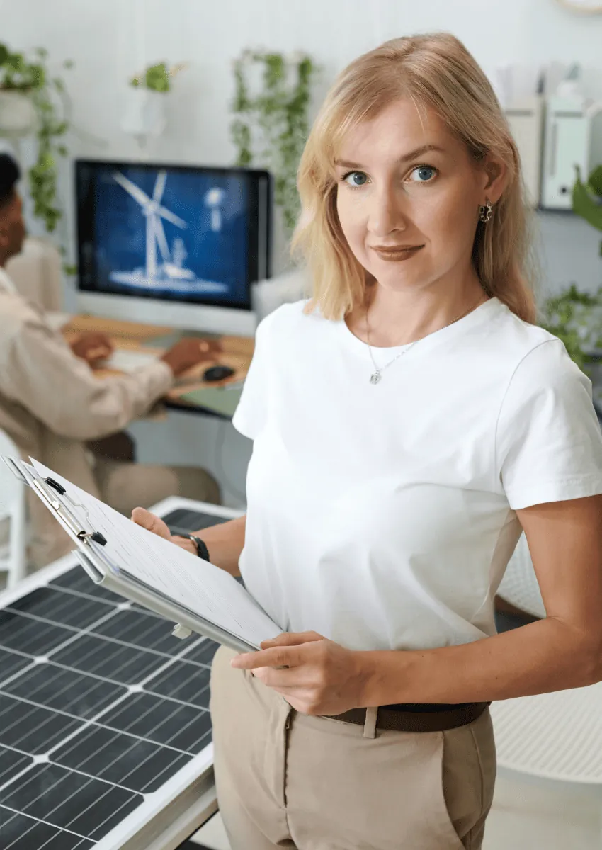 Beraterin mit Unterlagen vor Photovoltaikmodulen