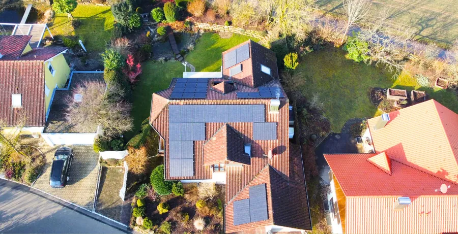Wohnhaus mit Photovoltaik und Wärmepumpe, Luftaufnahme