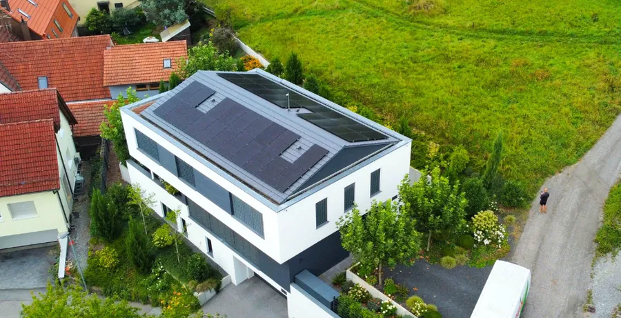 Einfamilienhaus mit Photovoltaikanlage auf dem Dach, Luftaufnahme