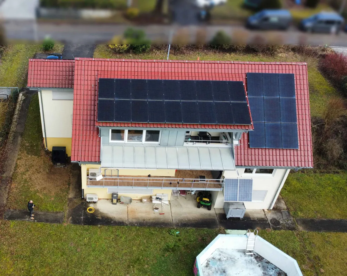 Wohnhaus mit großer Photovoltaikanlage, Luftaufnahme