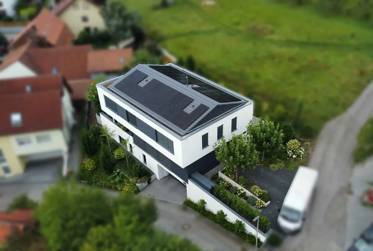 Wohngebiet mit Photovoltaikanlage auf rotem Dach