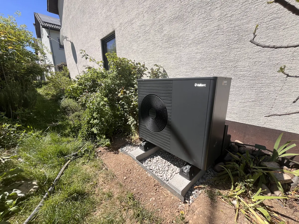 Neue Vaillant-Wärmepumpe im Garten von Familie L. in Backnang
