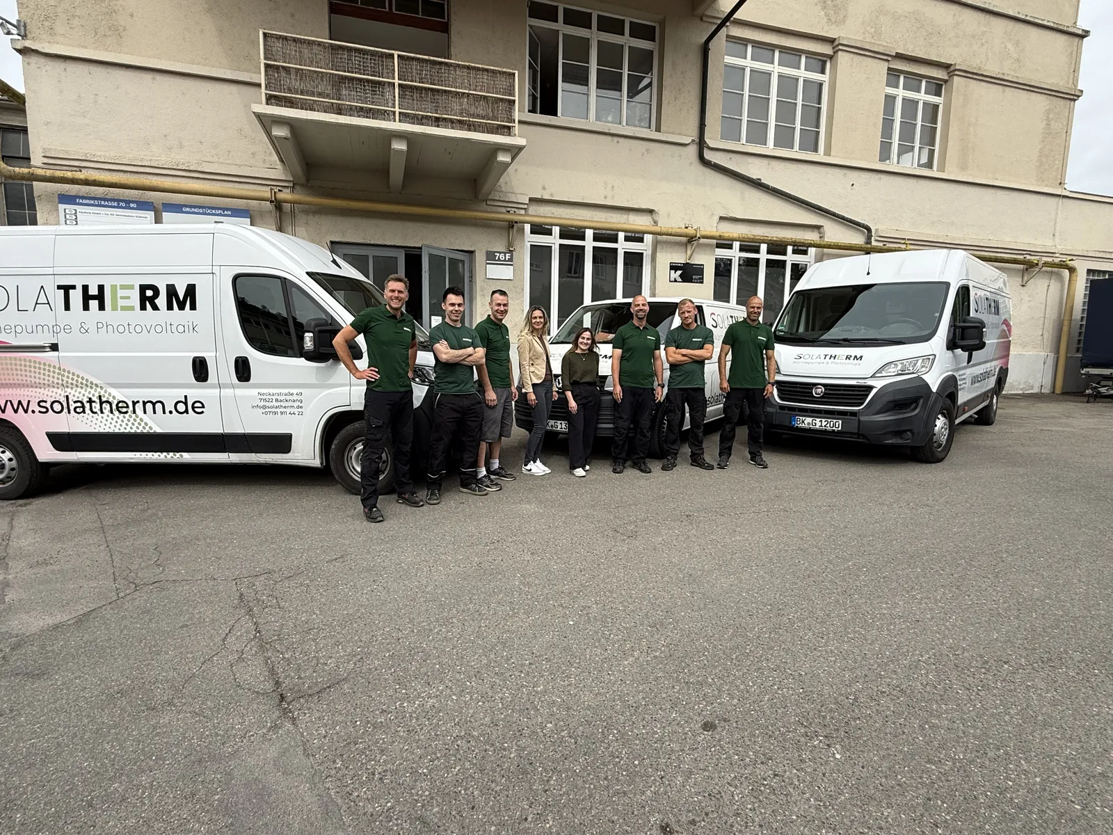 Das SOLATHERM-Team vor den Firmenfahrzeugen in Backnang